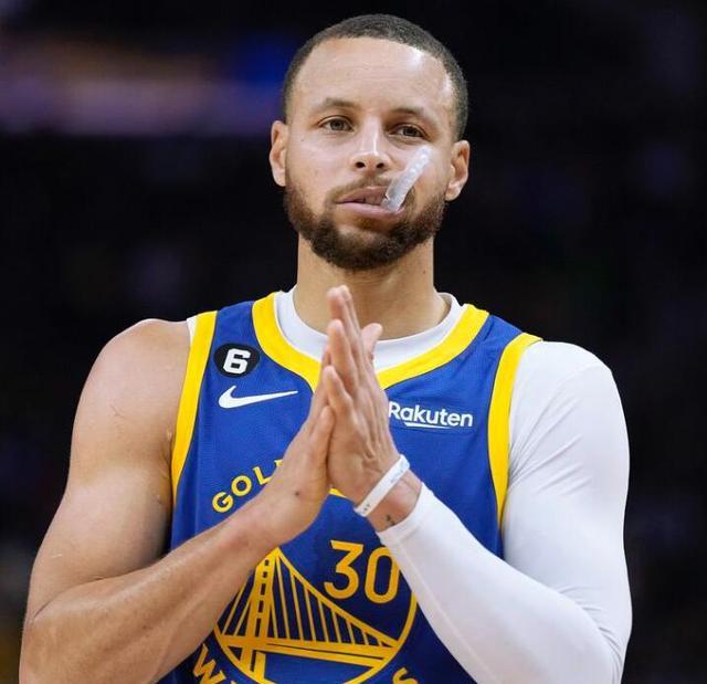 足球国足归化球员表现稳健，获媒体点赞（国足归化球员稳健发挥，获媒体好评）