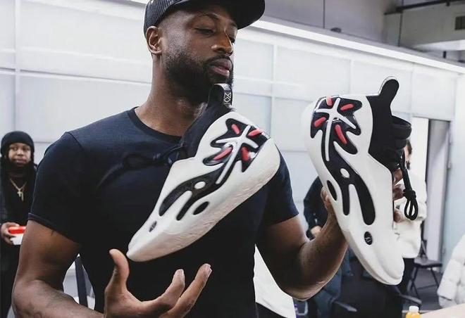 离谱的手感！库明加10投1中贡献4分7篮板3助攻（手感冰冷！库明加10投1中仅4分7板3助）