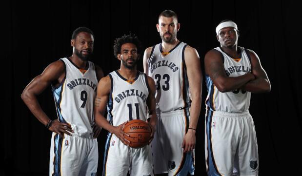 皇马本泽马梅开二度助球队取胜（本泽马独中两元助皇马全取三分）