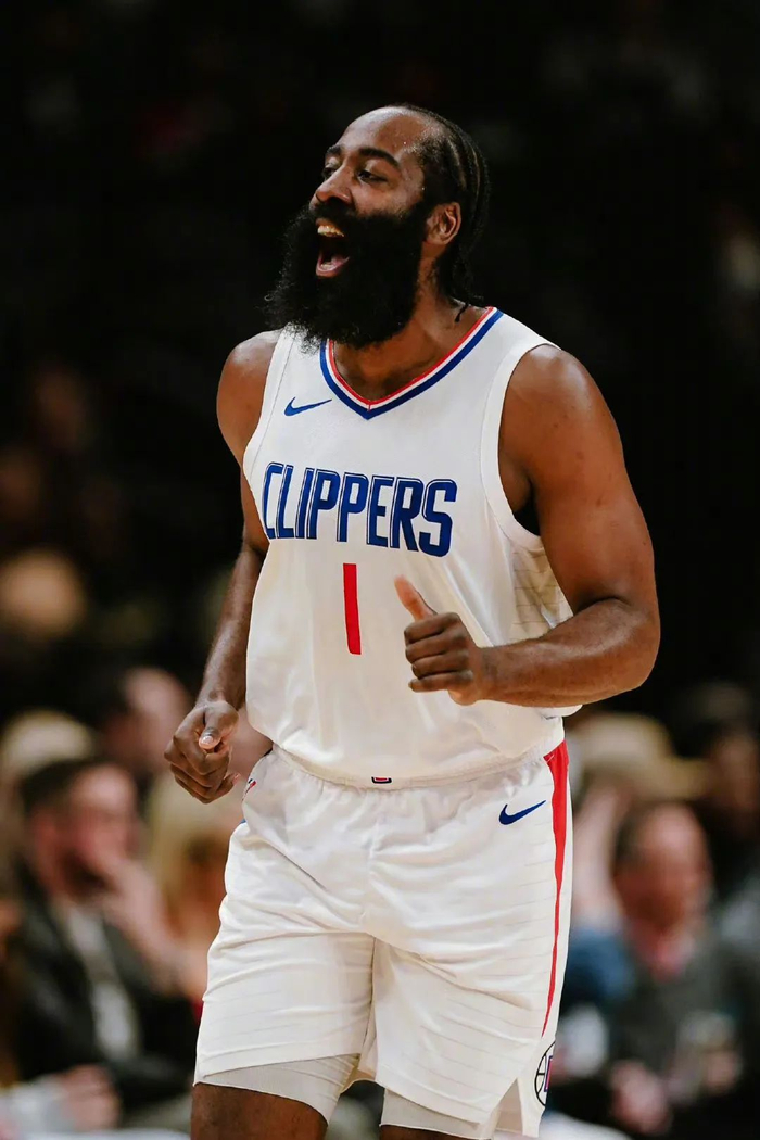 葡萄牙vs亚美尼亚：C罗停赛，莱奥、B费、B席首发出战（葡萄牙对阵亚美尼亚：C罗停赛缺席，莱奥、B费、B席领衔首发）