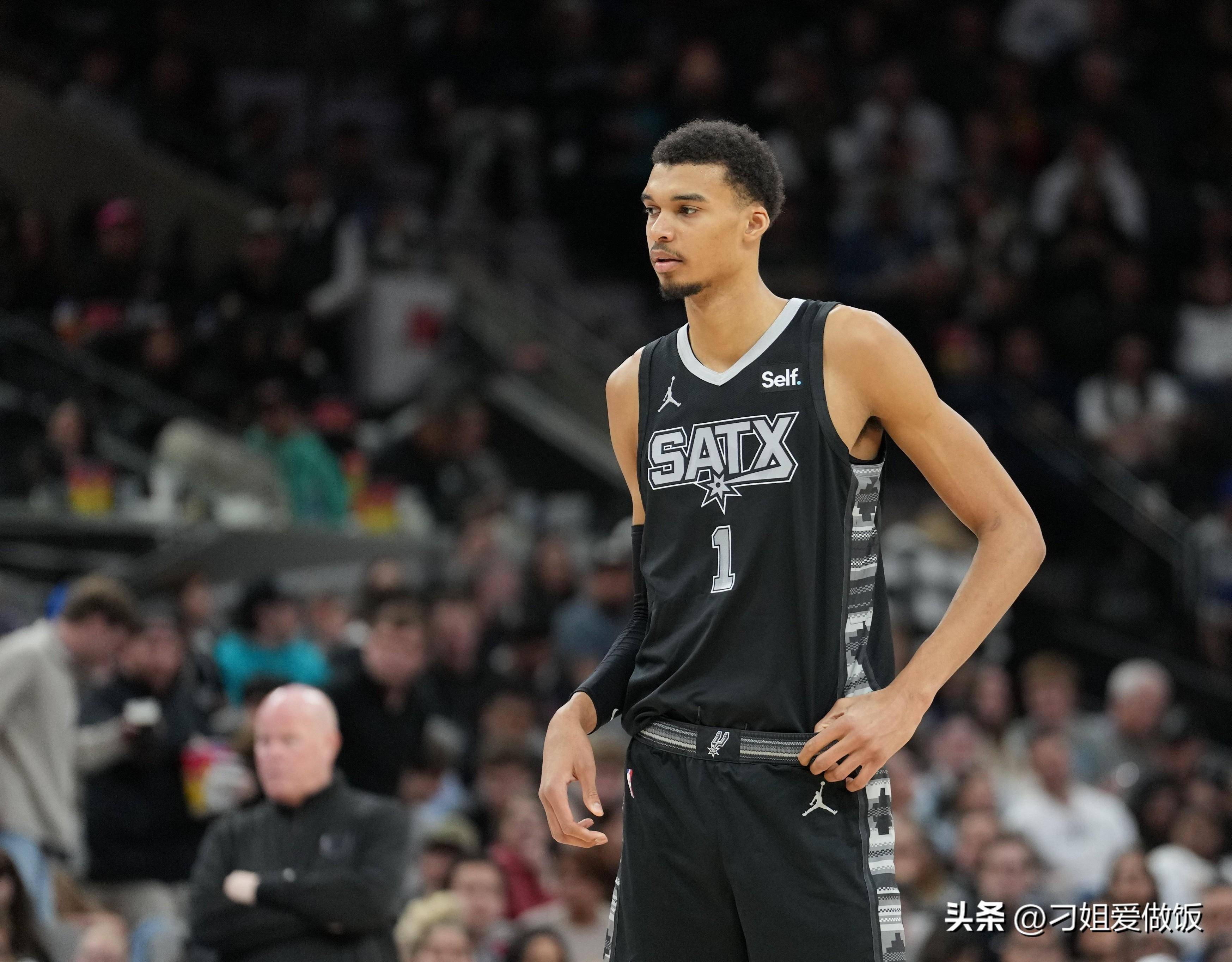 杰伦·布朗本赛季场均得分来到29，队史上仅次于塔图姆和伯德（杰伦·布朗本季场均29分，队史仅逊塔图姆与伯德）