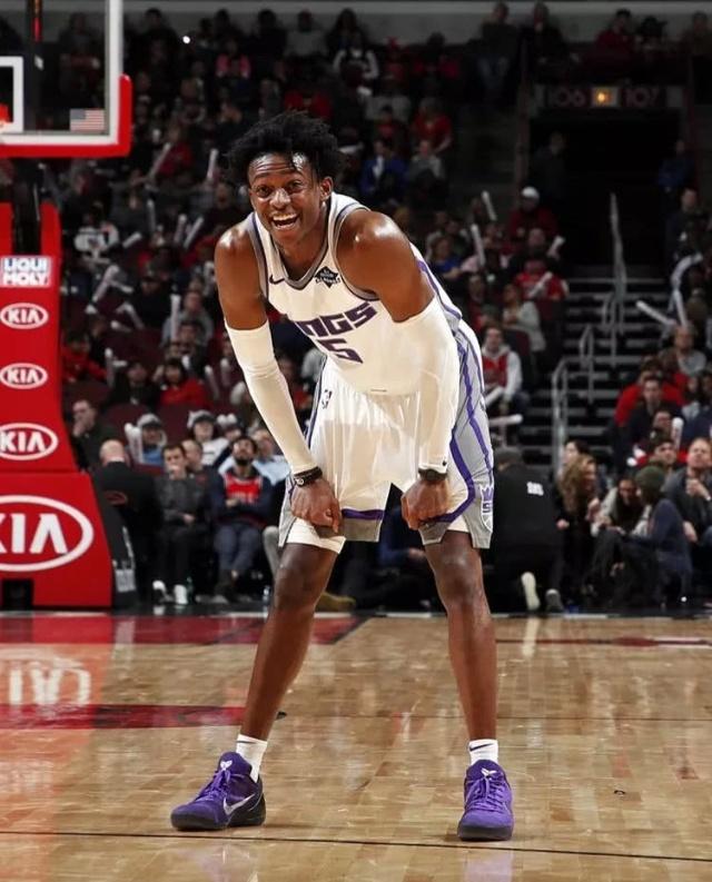 篮球湖人球员关键防守贡献显著（湖人球员关键时刻防守表现抢眼）