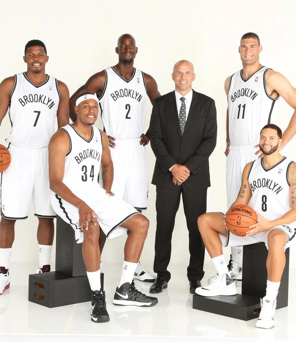 第17圈，诺里斯和勒克莱尔先后进站，出站后诺里斯卡在安东内利身后暂列第9。（第17圈，诺里斯与勒克莱尔相继进站，诺里斯出站后落在安东内利之后暂居第9位。）