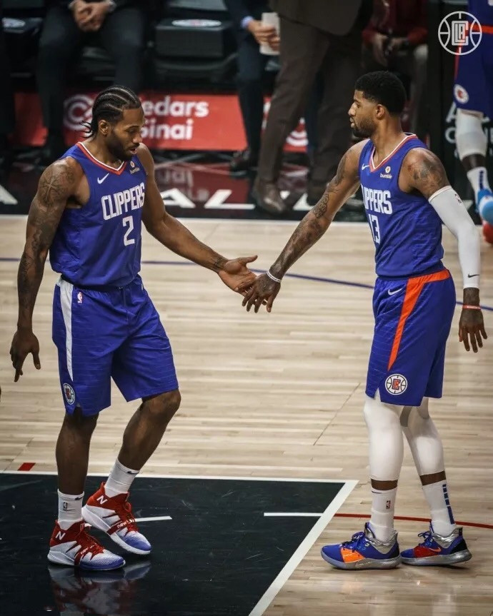 球迷现场尖叫不断（球迷现场尖叫声此起彼伏）