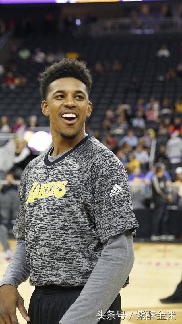 如何评价？CBA杯多人因地板贴纸滑倒引争议：希望引起重视（CBA杯地板贴纸致多名球员滑倒引发争议：亟待重视）