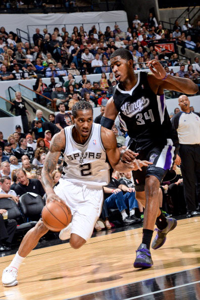 曼联英超15轮4-1胜狼队，近3轮不败，B费2射1传，助球队冲至第六，有望重返欧冠区。（英超第15轮，曼联4-1击退狼队，近三轮不败；B费2球1助助红魔升至第六，剑指欧冠区）